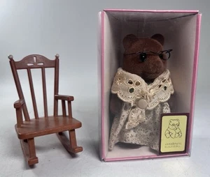 Sylvanian Families Farn Timbertop Braunbär Großmutter mit Schaukelstuhl - Bild 1 von 4
