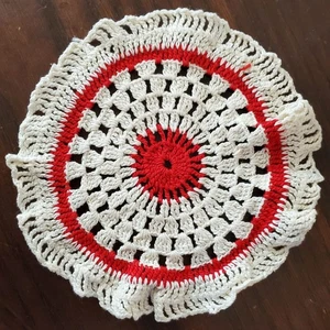 Vintage rot weiß Handarbeit gehäkelt Deckchen 6,5" - Bild 1 von 2
