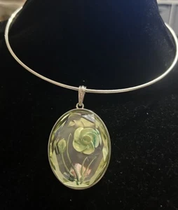 Collar circular tono plata colgante floral 1946 - Imagen 1 de 5