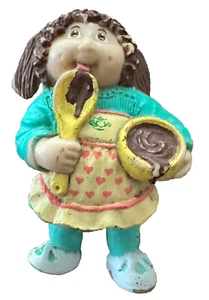 1984 Cabbage Patch Bambini Ragazza Torta Batter Teal Outfit Capelli Castani 2" PVC Figura - Foto 1 di 3