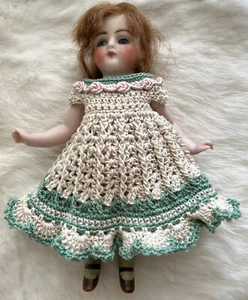 Häkelkleid für 6 - 7 Zoll Mignonette, Kestner oder alle Biskuit Puppe Ecru/Salbei - Bild 1 von 6