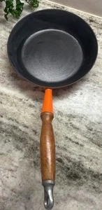 Poêle de chef vintage Le Creuset Cousances orange #24 manche bois R34 - Photo 1/10