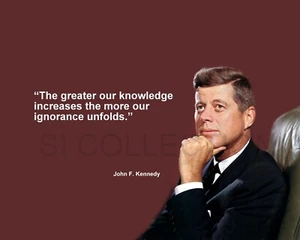 JOHN F. KENNEDY "JE GRÖSSER UNSER WISSEN..." ZITATFOTO VERSCHIEDENE GRÖßEN - Bild 1 von 1