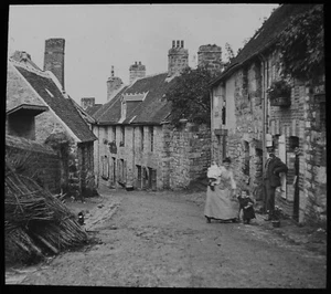 FAMILIA FUERA DE UNA CASA DOMFRONT FRANCIA FECHADA 1912 FOTO Magic Lantern Slide - Imagen 1 de 3