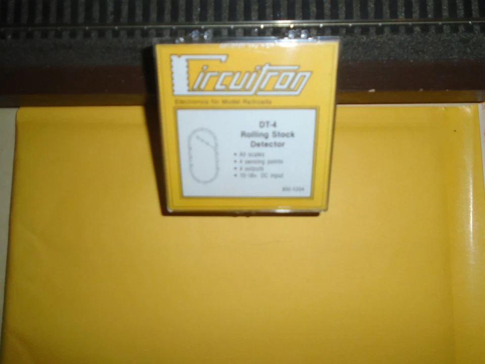 CIRCUITRON #800-5204 DT-4 ROLLING STOCK DETECTOR - Image 1 of 1