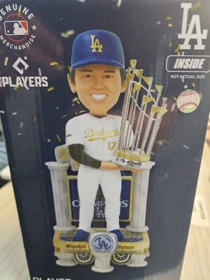 Camiseta Shohei Ohtani Serie Mundial 2024 Oro Con Trofeo Foco Bobblehead Foto 1 de 4