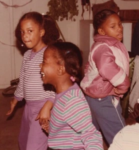 Grupo de Niñas Baile Fiesta Celebración Infancia Diversión Interior Momento Años 80 - Imagen 1 de 3