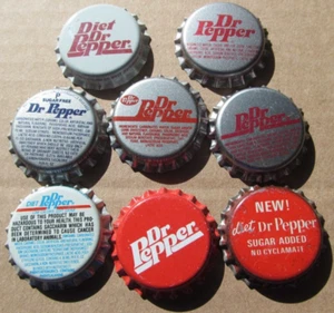 8 diferentes NOS DR PEPPER TAPAS DE BOTELLAS DE REFRESCO TAPAS FORRADAS DE PLÁSTICO SIN USAR SIN USAR - Imagen 1 de 2