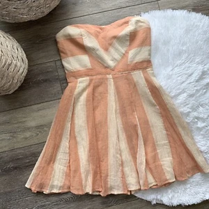 Vestido giratorio sin tirantes a melocotón y crema - Imagen 1 de 12