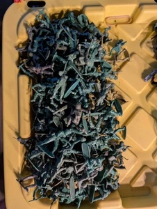 Vintage Lot of 100+ Green Army Men Made in Hong Kong Mix Condition And Type  - Picture 1 of 10