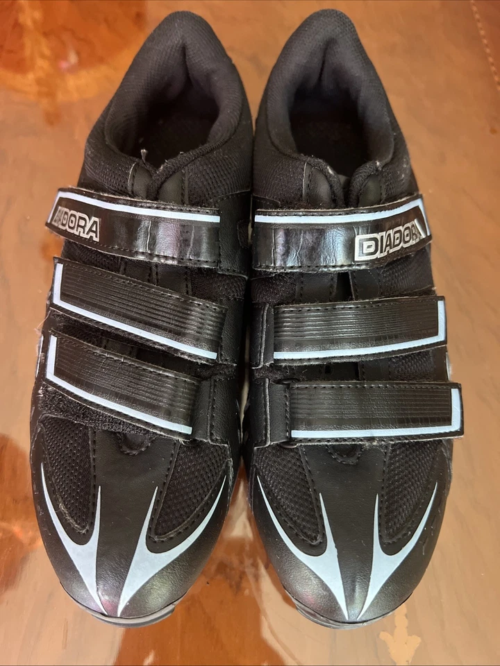 Zapatos de ciclismo Diadora para mujer elegantes diseño negro con acento azul talla 7 Foto 1 de 4