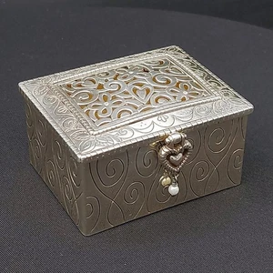 Brighton Schmuckschatulle Lacie Gänseblümchen baumelndes Herz & Perle Klappschatulle Silber - Bild 1 von 18