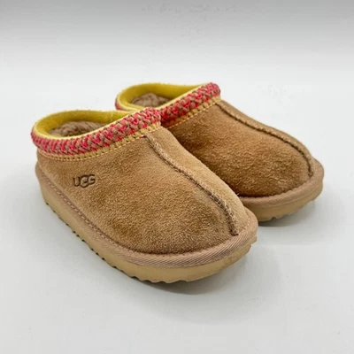 Zapatos UGG Tasman sin cordones de gamuza superior de castaño para niños pequeños Foto 1 de 4