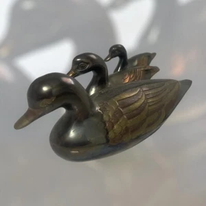 Antigua figura de tres patos de latón ojos negros pájaro tres tamaños - Imagen 1 de 7