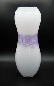 KOSTA BODA, KJELL ENGMAN.HUGH VASE IN WHITE AND PURPL . 34 CM. SIGNED LABELED - Picture 1 of 5