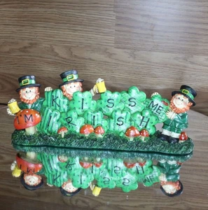 Kiss Me I'm Irish with 3 leprechauns 4 leaf clovers desk mantle dresser figurine - Picture 1 of 20