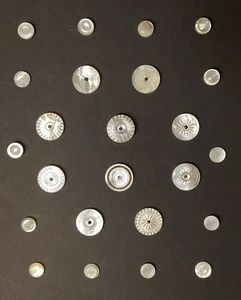 ANTIQUE CARD OF 24 COLONIAL SHELL PEARL BUTTONS - Picture 1 of 4