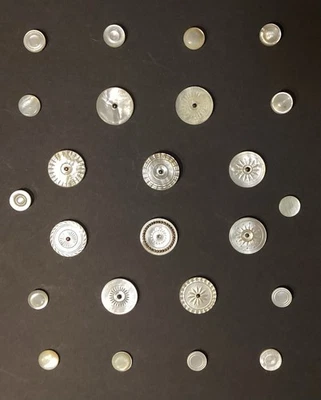 ANTIQUE CARD OF 24 COLONIAL SHELL PEARL BUTTONS - Image 1 of 4