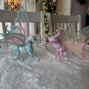 Bailarina de viento Breyer Reeves Brisa caballo rosa con alas aura azul sobre el arco iris - Imagen 1 de 7