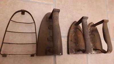 Lot de 3 fers à repasser anciens en fonte + 1 repose fer - Photo 1/4