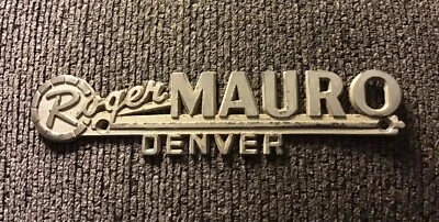 Placa de identificación emblema maletero distribuidor de metal Roger Mauro AMC Rambler años 60 Denver Co. Foto 1 de 2