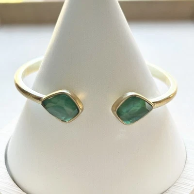 Brazalete abierto con bisagras tono dorado piedra verde marca Lucky Foto 1 de 4