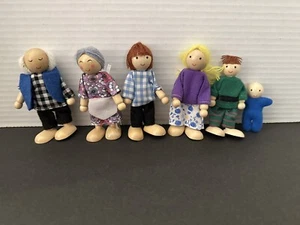 Puppenhaus Puppenfamilie Menge 6 Holz Stoff bewegliche Personen 3,5" bis 4,5" - Bild 1 von 3