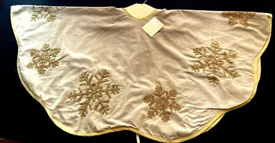 CYNTHIA ROWLEY New York 50" Christmas tree skirt Gold beaded  snowflakes - Image 1 of 4
