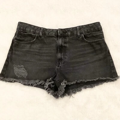 Pantalones cortos de mezclilla para mujer Wrangler 14 tiro alto 3” desteñidos negros desgastados 112333535 Foto 1 de 4