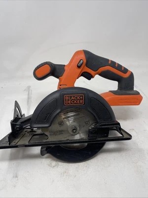 BLACK+DECKER 20V MAX* POWERCONNECT 5-1/2 pulg. Sierra circular inalámbrica Foto 1 de 4