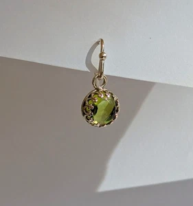 Einzelner Ohrhänger mit Peridot in Argentiumsilber Zargenfassung - Bild 1 von 15