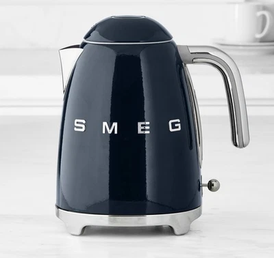 Hervidor de agua eléctrico Smeg años 50 estilo retro apagado automático, azul marino nuevo Foto 1 de 4