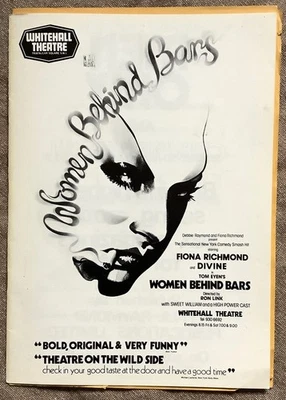 Programa de teatro firmado por Fiona Richmond 'Mujeres detrás de las rejas' 1977 Foto 1 de 4