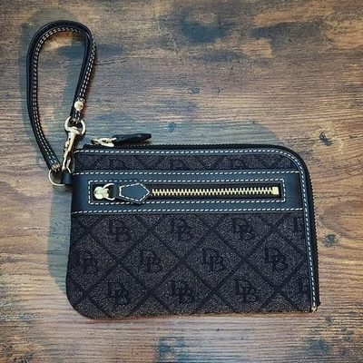 Bolso sin asas Dooney & Bourke Denim Muñequera - Tarjetero - Lona - Logo Clásico Foto 1 de 4