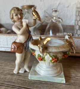 Antike Porzellanfigur – Junge mit Vogeltränke und goldenen Vögeln von Hertwig - Bild 1 von 4