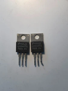 Voltage regulator LM340T5 7805P 5V 1A TO220 National Genuine Part Tested x 2 pcs - Foto 1 di 2