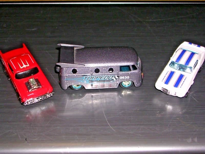 Autobús VW Hot Wheels '69 Firebird TA + '57 Chevy Custom Rod + Jada 2002 V-Dub '62 Foto 1 de 4