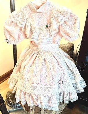 Vestido De Colección Pazazz Desfile Talla 6 Círculo Completo Fiesta Volantes Encaje Capas Volantes Rosa Foto 1 de 4