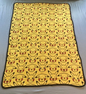 Manta de felpa suave Northwest 2021 Pokemon Pikachu 46" x 60" ligeramente usada Foto 1 de 4