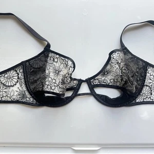 Luxe Victoria’s Secret Bra 36C Peekaboo Cutout  Floral Lace - Picture 1 of 8