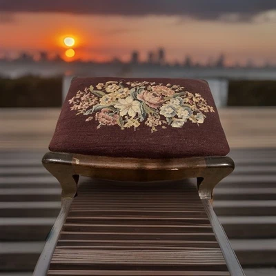 Taburete de pie vintage floral con punta de aguja, tapizado sobre fondo granate o rojo Foto 1 de 4