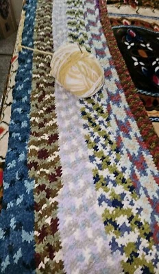 Lanzamiento de ganchillo de extremo de cama de chenilla sin terminar y bola de lana y aguja 128" X 24" Foto 1 de 4