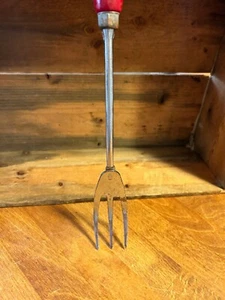 Utensilio de cocina vintage tenedor tallado Skyline - mango rojo - ¡Kitchenalia! - Imagen 1 de 3