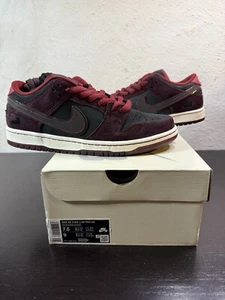 Nike SB Dunk Low QS "Riot Skateshop" (taglia uomo 7,5/donna taglia 9) FZ1289-200 - Foto 1 di 11