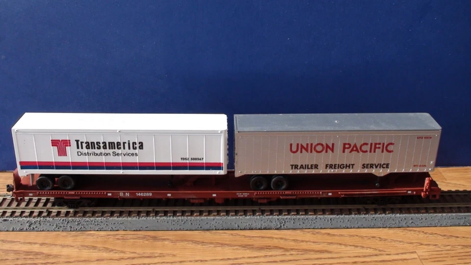 1 coche - Burlington Northern BN HO 86' coche plano, dos remolques de 40" con Kadee's y RTR Foto 1 de 4