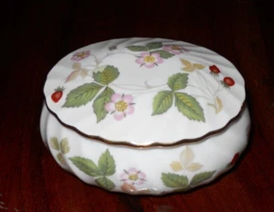 Vtg Wedgwood Wild Strawberry Pattern Bone China Oval Container Made in England - Picture 1 of 8