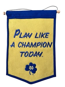Besticktes Wollbanner Notre Dame Fighting Irish PLAY LIKE A CHAMPION TODAY - Bild 1 von 4