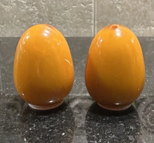 VINTAGE BUTTERSCOTCH BAKELITE EGG SALT & PEPPER SHAKERS Individual Size - Picture 1 of 4