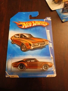 2009 Hot Wheels Muscle Mania #6/10, Oldsmobile 442, marrone, carta internazionale - Foto 1 di 2