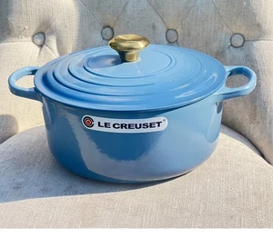 Neu Le Creuset EMAILLIERTER RUNDER GUSSEISEN-Ofen 5,5 Quart Chambray blau - Bild 1 von 7